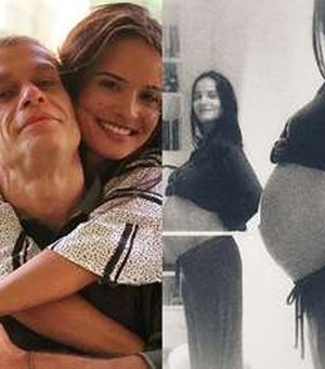 Fábio Assunção compartilha foto da esposa grávida mostrando a barriga e declara