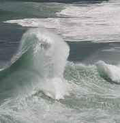 Capitania alerta para ressaca do mar com ondas de até 2,5 metros de altura