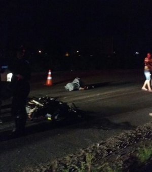 Motociclista é arremessado durante acidente na rodovia AL-110 e não resiste