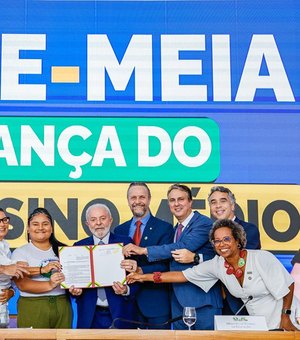 Ao lado de Lula, Rafael Brito comemora regulamentação do Pé de Meia, programa inspirado no Cartão Escola 10, de AL