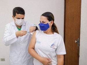 Palmeira dos Índios inicia dose de reforço de profissionais da Saúde