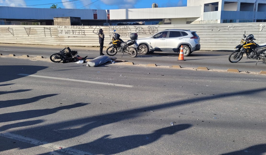 Motociclista sem capacete morre após colisão com caminhão na Av. Menino Marcelo