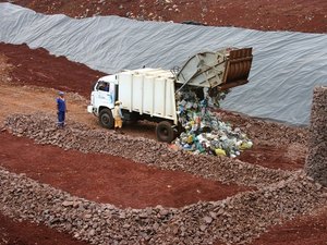 Homem morre esmagado por caçamba de caminhão no Aterro Sanitário, em Maceió
