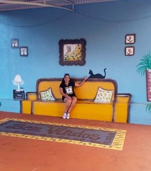 Artista transforma ponto de ônibus em sala de estar no interior do Paraná