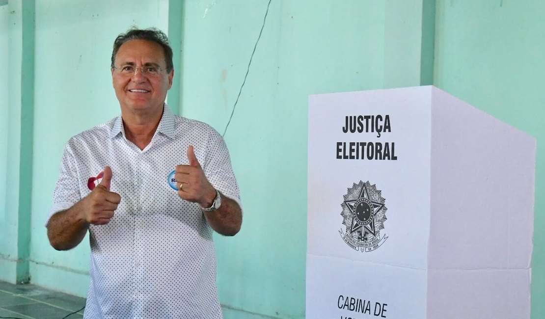 Renan Calheiros vota acompanhado da família 
