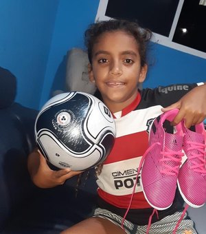 Menina que sonha em ser atleta viraliza em desabafo sobre preconceito por jogar futebol