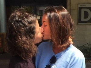 Bruna Marquezine e Tatá Werneck sofrem críticas em fotos beijando atriz
