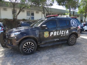 Com passagens pela polícia, traficante é preso com a esposa em carro de aplicativo em Arapiraca