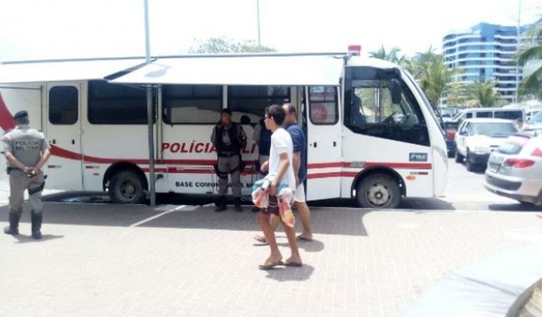 Ônibus da Polícia Militar reforça segurança na Orla de Maceió