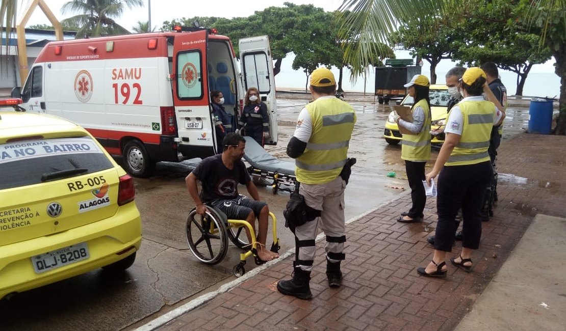 Ronda no Bairro presta socorro a homem em surto psicótico na Orla