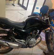 Motocicleta com queixa de roubo é encontrada abandonada, em Penedo
