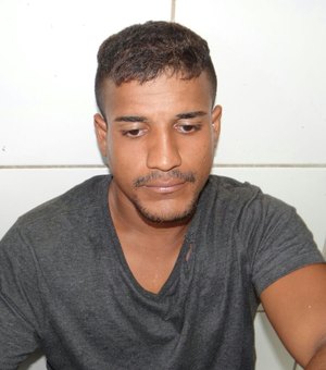 Homem que usava simulacro de arma para cometer assaltos é roubado na Ponta Verde 