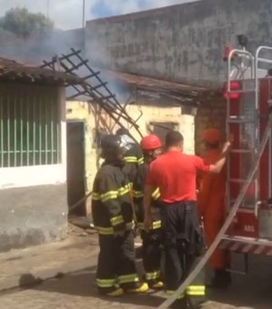 Residência pega fogo e fica destruída em Maceió; duas crianças são resgatadas