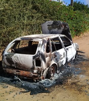 [Atualização] Veículo é incendiado no bairro Planalto, em Arapiraca
