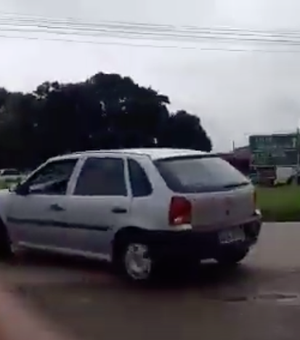 Motoristas se arriscam na contramão para pegar retorno na AL-220 em Arapiraca