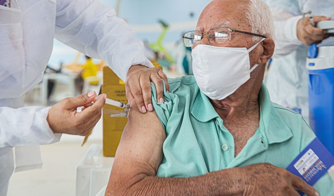 Idosos com 78 anos vão receber vacina a partir de segunda (08)