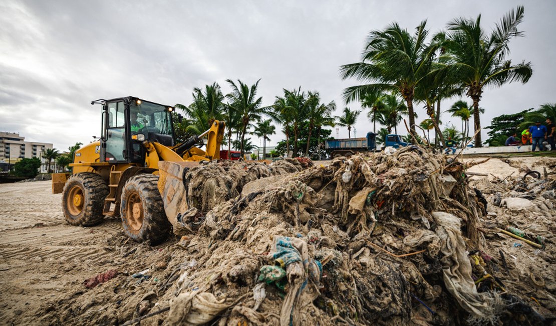 Após chuvas, 420 toneladas de lixo são retirados da foz do Salgadinho