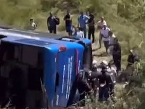 Ônibus que partiu de São José da Tapera se envolve em acidente na BR-242, interior da BA