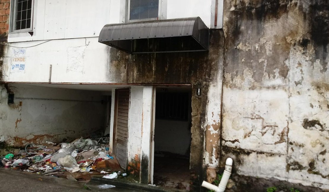 Casa abandonada serve de local para consumo de drogas e depósito de lixo