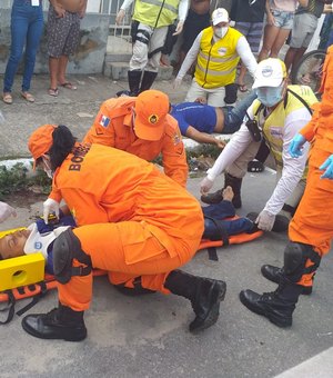 Jovens ficam feridos em colisão entre carro e motocicleta na Pajuçara