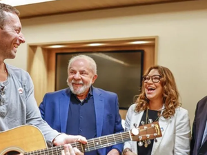 Lula encontra Chris Martin, ganha violão e convida Coldplay para show na COP