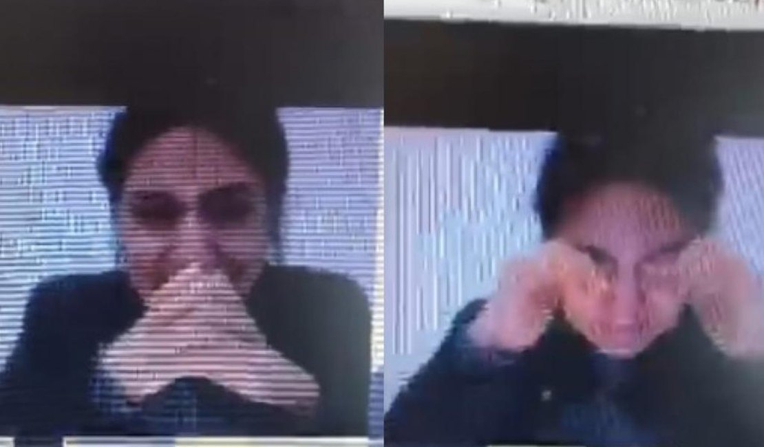 Professora se emociona com surpresa feita por alunos durante aula online e vídeo viraliza: ‘Chorei muito’