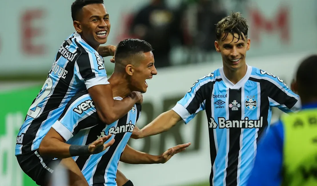 Grêmio vira contra o Inter e sai na frente na final do Gauchão