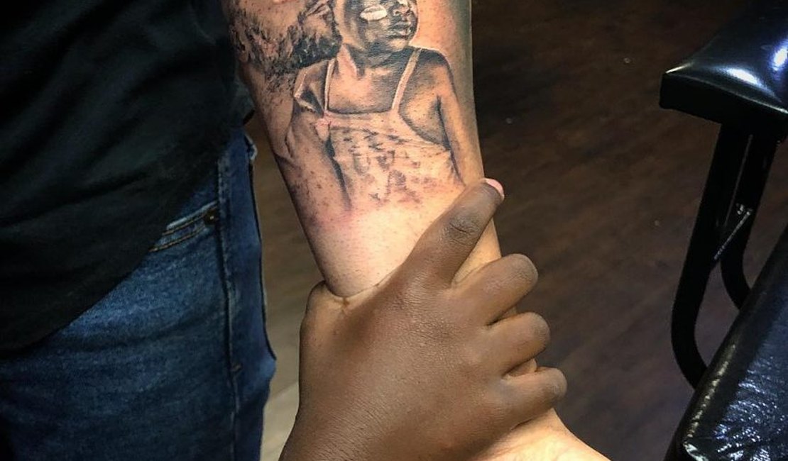 Ator Bruno Gagliasso faz tatuagem com seu rosto e da filha