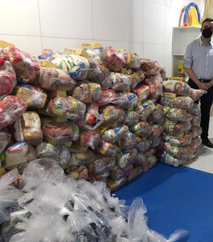 Prefeitura de Maceió entrega cestas básicas e kits de higiene para associação