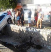 Condutor perde controle da direção e carro cai em vala em Delmiro Gouveia