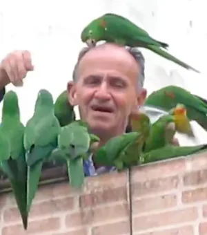 Maritacas 'batem ponto' para comer na casa de idoso 'encantador de pássaros' da Zona Leste de SP