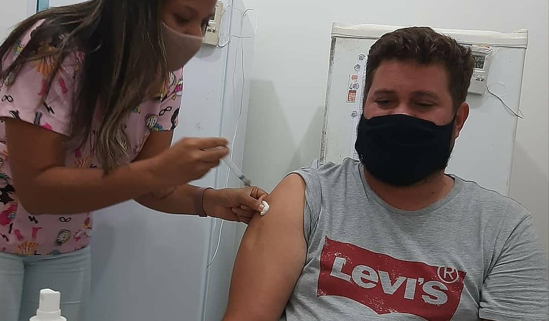 Japaratinga inicia vacinação para pessoas de 18 anos com comorbidades