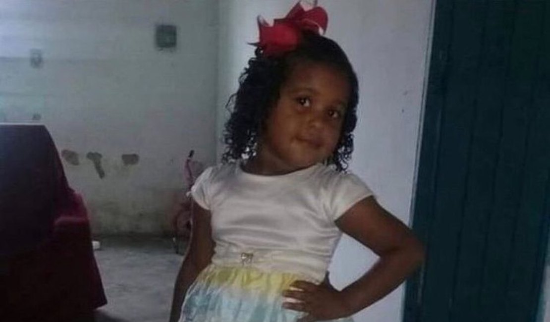 Criança de quatro anos morre após cair em buraco de seis metros em Murici