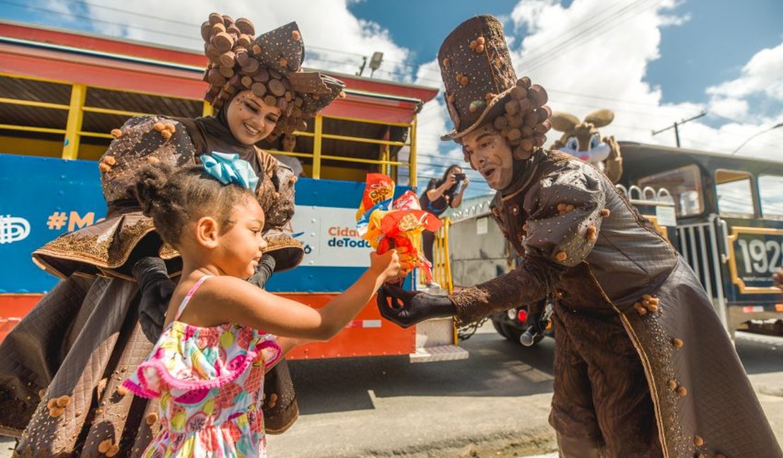 Prefeitura distribui chocolates em ‘Trenzinho da Páscoa’ para crianças do Jacintinho e Vergel
