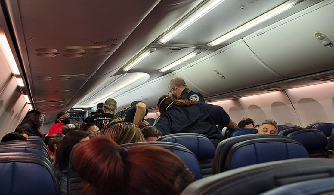 Passageiros se desesperam com morte de homem com suspeita de covid em voo