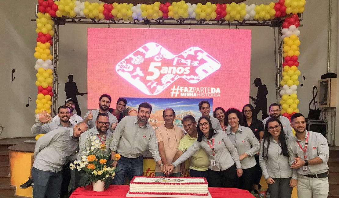 Shopping comemora cinco anos com um super bolo, shows e promoção para clientes