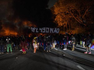 Indígenas Guaranis bloqueiam rodovia dos Bandeirantes em reação à votação do marco temporal