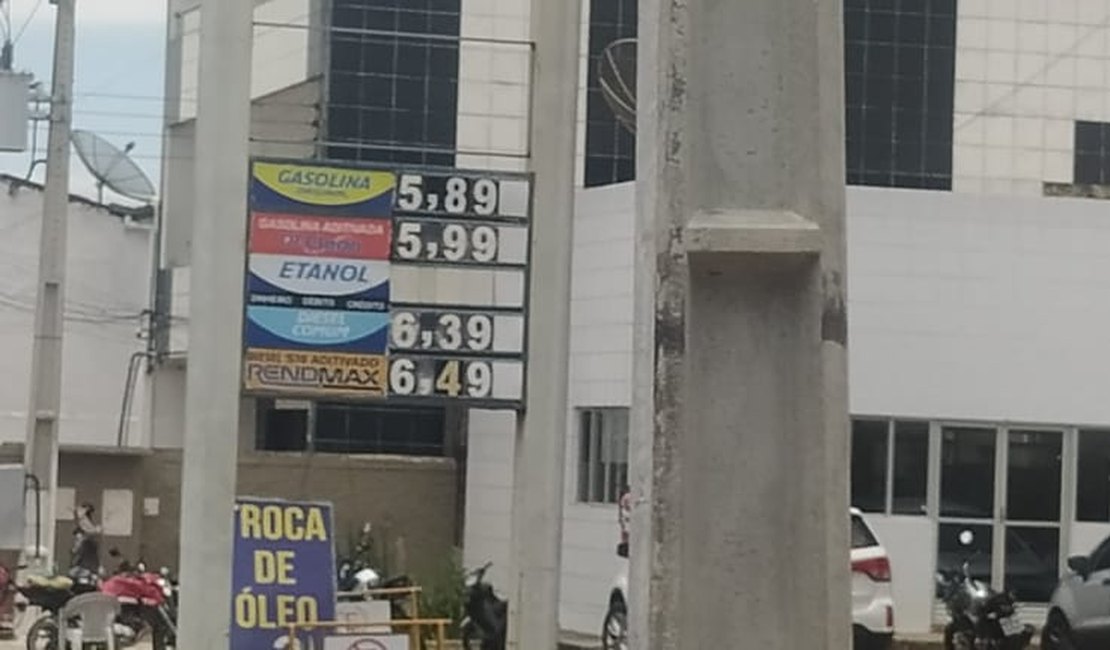 Gasolina comum chega a R$5,89 em Palmeira após retorno de impostos