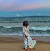Glória Maria pede por vacina em passeio na praia: 'Somos grupo de risco'