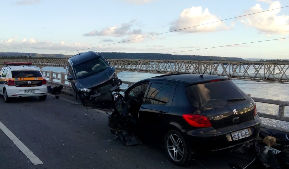 Acidente na Ponte Divaldo Suruagy: carro quase cai na Lagoa Mundaú