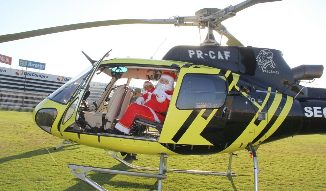 Papai Noel esquece o trenó e aterrissa de helicóptero em Arapiraca