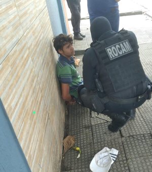 Policial à paisana prende suspeito de assaltar estudante e devolve celular à vítima em Arapiraca