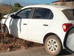 [Vídeo] Motorista perde controle de veículo colide em cerca em Arapiraca