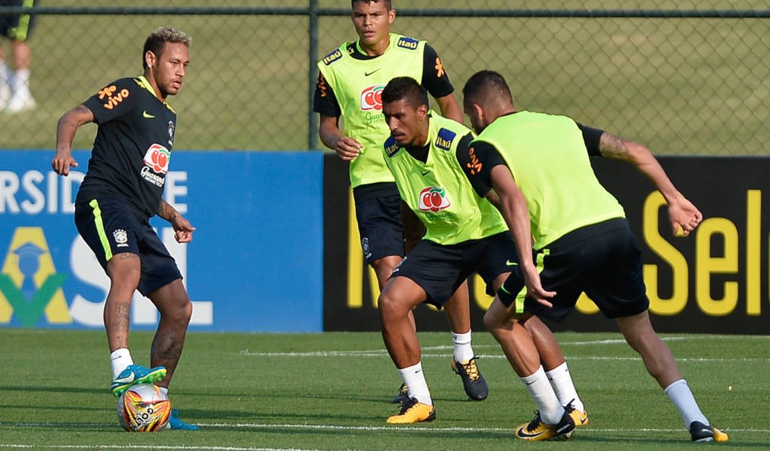 Neymar dá susto no primeiro treino da Seleção Brasileira na Granja Comary
