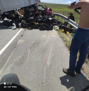 Motorista de caminhão baú sofre acidente em Porto Calvo