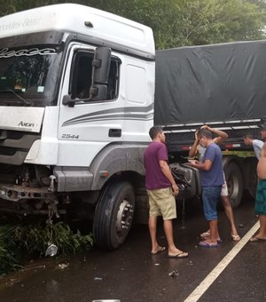 [Vídeo] Pista molhada causa acidente envolvendo carreta na AL-110, em Taquarana