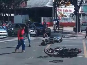 Acidente envolvendo duas motos é registrado no bairro do Farol