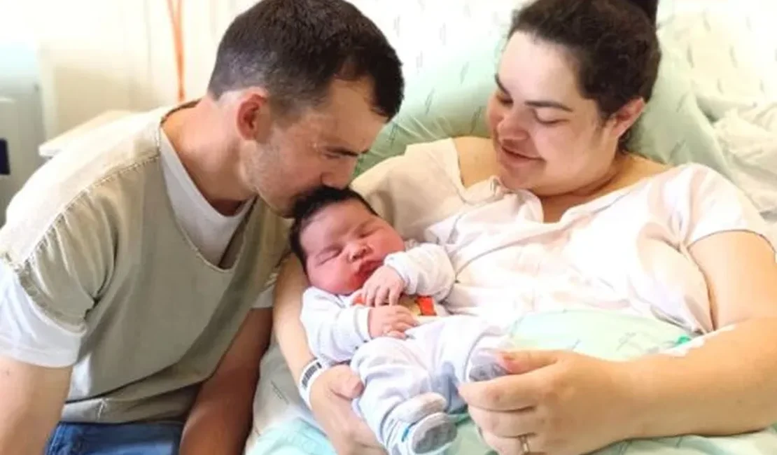'Superbebê' com mais de 5 quilos surpreende mãe em maternidade de SC