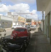 Faixa da SMTT informa alteração no trânsito em rua de Arapiraca