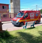 Carro colide contra poste e deixa motorista presa às ferragens em Maceió